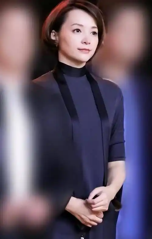 董卿和不刻意扮嫩也很漂亮!