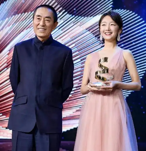 周冬雨3岁随母改嫁,继父扛水泥撑起她演员梦,今成影后身家上亿