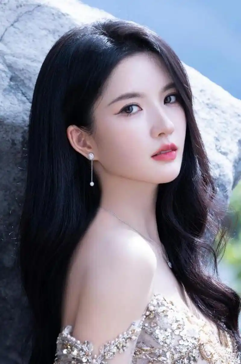 性感迷人的甜美少女#刘些宁# 身穿镶钻抹胸礼裙,香艳迷人的水能肌肤