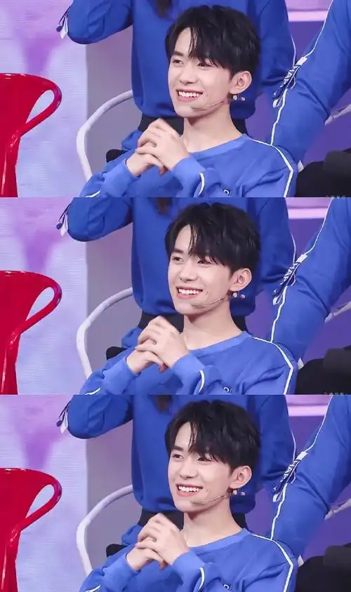 求易烊千玺笑得很开心的图片