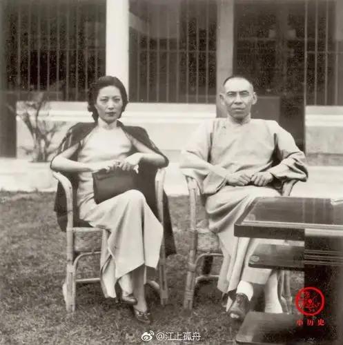 1950年杜月笙与孟小冬结婚照.孟小冬(1907-1977),北京宛平人