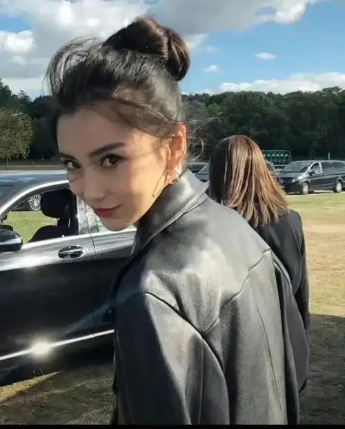 杨颖现身金像奖红毯,失势后眼神怯懦无光,笑容很勉强_腾讯新闻