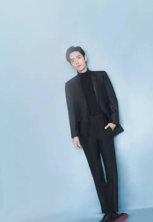 盘点 肖战 那些时尚穿搭 风格百变 每一款都让人移不开眼睛_西装_衬衫