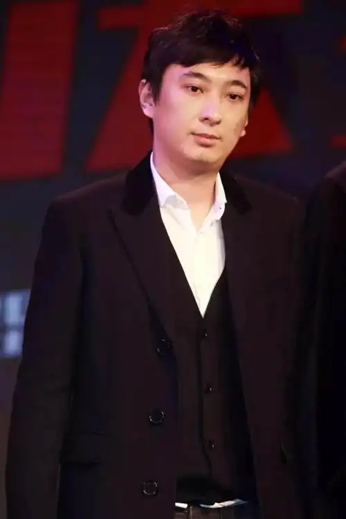 王思聪这组照片圈粉王校长原来这么帅