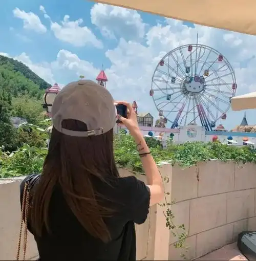 女孩面朝大海背影水粉画_微信头像图片大全 - 易云微信头像 男女个性