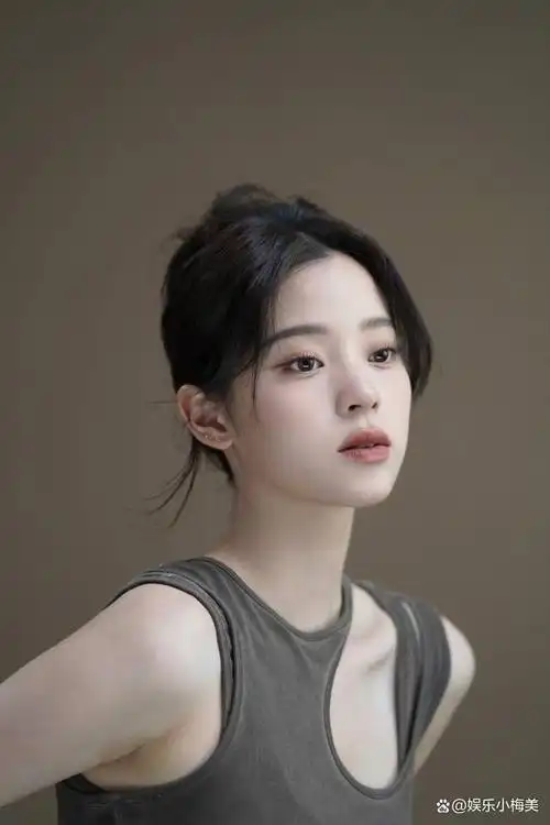 照片中,欧阳娜娜戴着夸张的眼镜,嘟着嘴唇,表情可爱却又带有一丝坏坏