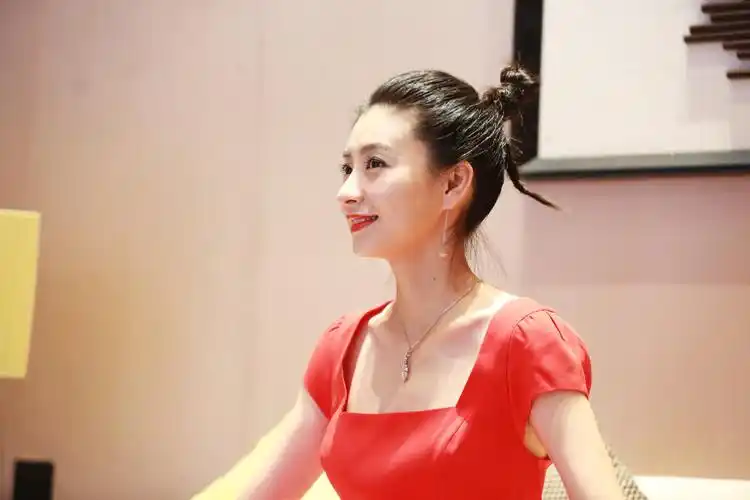 斓曦一袭红裙亮相红毯  获最具实力演员奖项