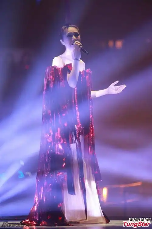 杨千嬅为庆祝入行20周年 红馆开唱