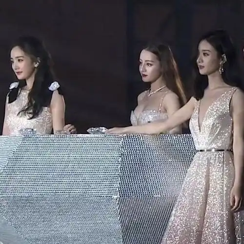 杨幂赵丽颖罕见同框比美隔空对视眼神犀利网友脑补年度大戏