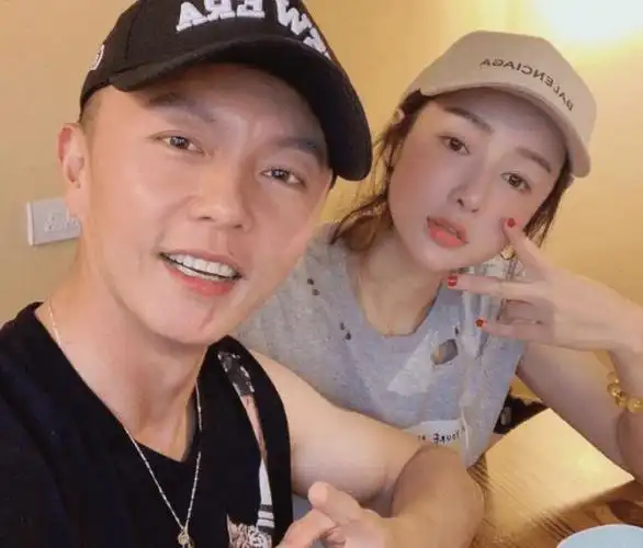 知名童星谢苗罕晒女儿画画,9岁宝贝呆萌可爱,像极了演员妈妈_何彦霓