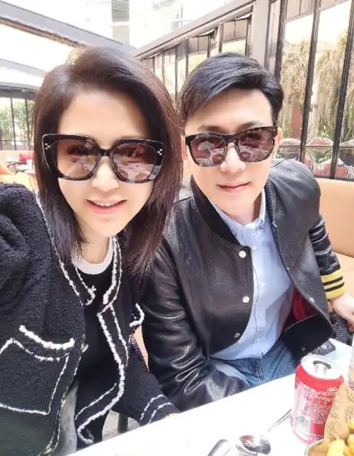 3月4日,鲍蕾在个人社交平台分享出一家四口周末日常,她和老公陆毅带着