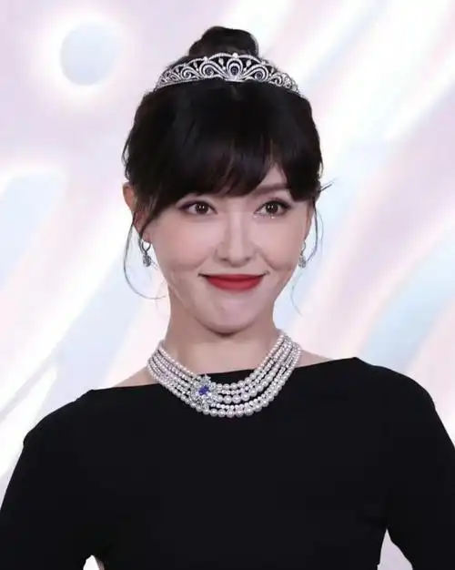 tiffany这夜赫本风的唐嫣风韵犹存的刘嘉玲都败给了钟楚曦