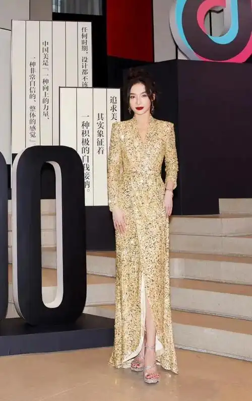 女明星在出席活动的时候,都会精心打扮一番,穿上漂亮的礼服,装扮精美
