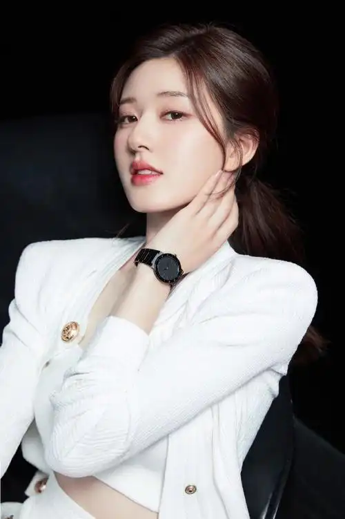 赵露思白色针织套装造型##赵露思白色针织套装