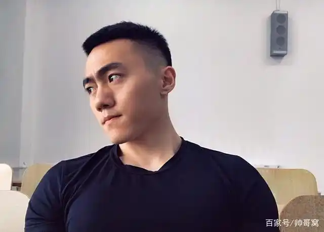 荷尔蒙爆表的东北90后寸头小帅哥谢松锤 一身壮硕的肌肉让人垂涎