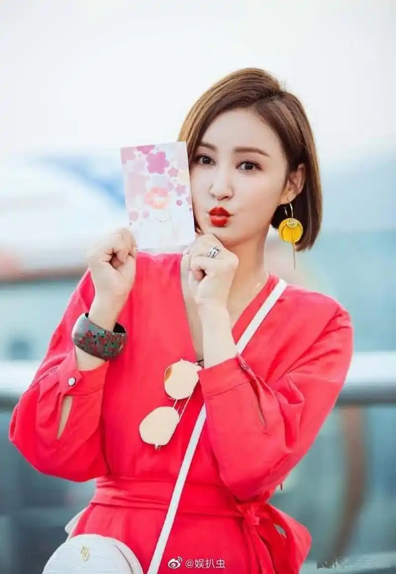 "二姐"张歆艺出游穿搭亮眼