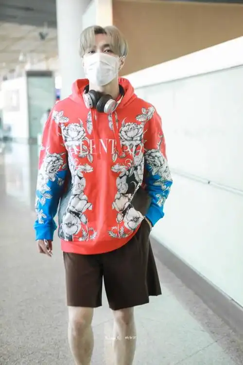 张艺兴换了新发色,金发小少爷,穿短裤可不多见