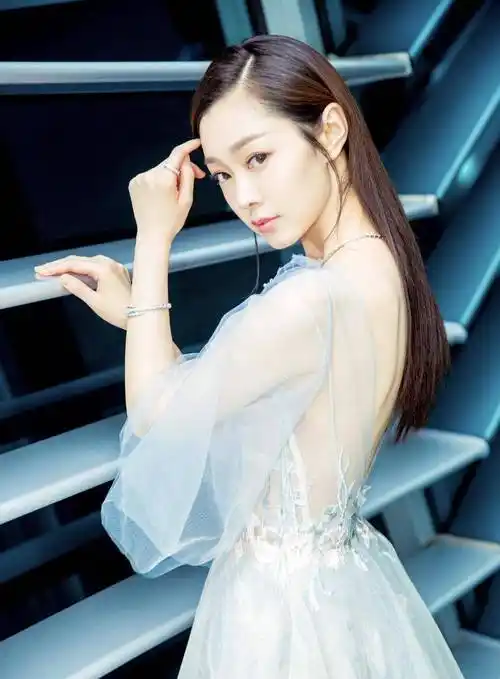 宋轶身材有"料",穿印花连衣裙超好看,苗条淑女,美成初恋女友_设计