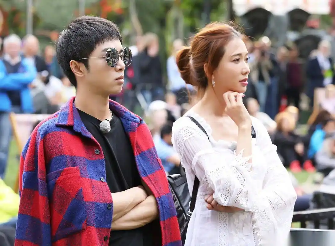 偶遇蹬着自行车的一目:请问主唱华晨宇演唱会怎么走? 一目:路口左转.