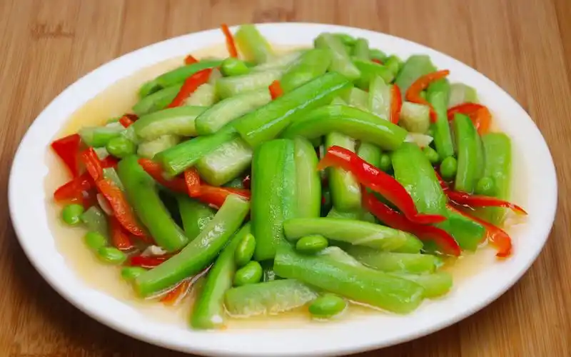 这才是炒丝瓜正确做法,丝瓜翠绿不发黑,鲜嫩入味,清爽不油腻