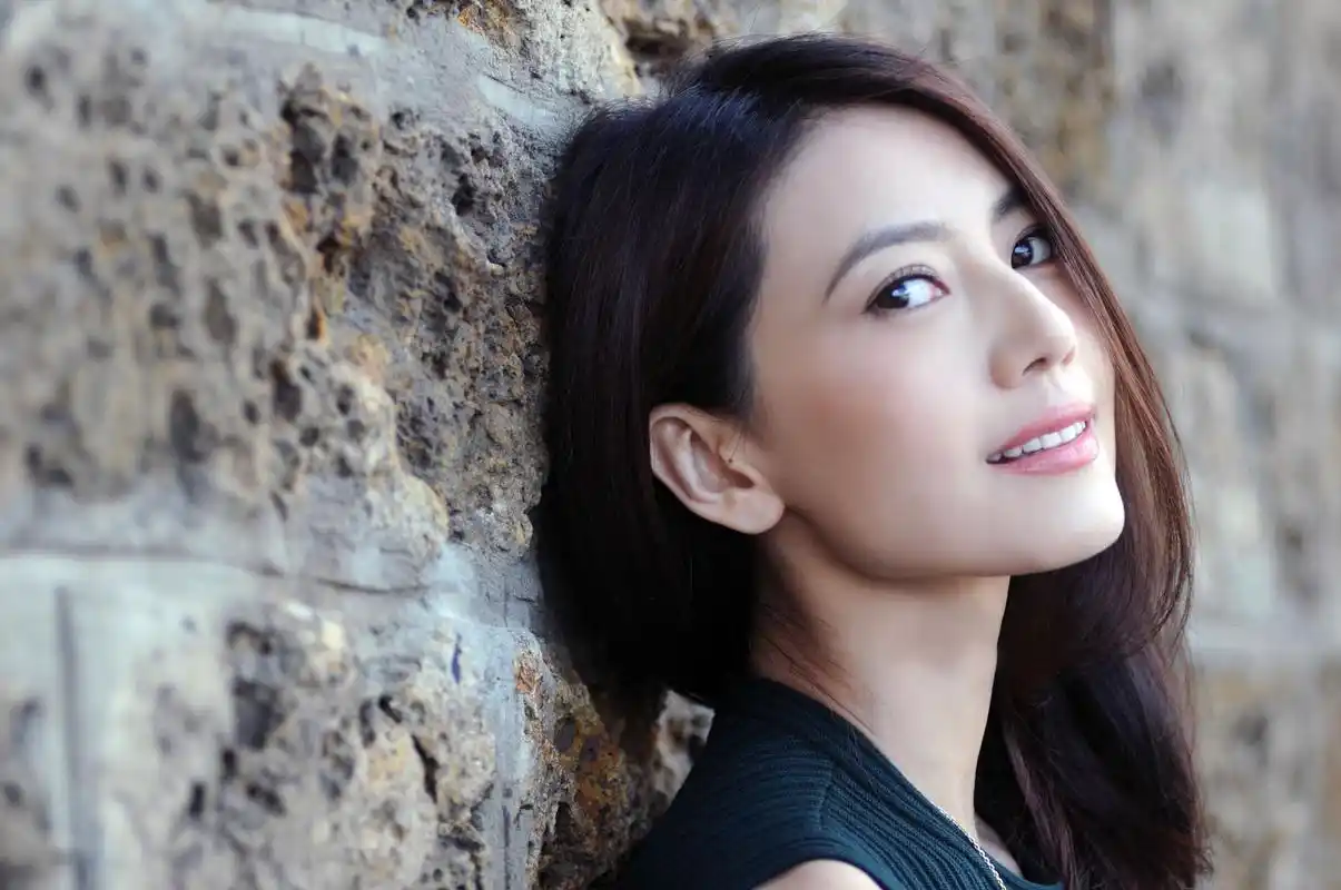 求这张高圆圆壁纸的侧脸照