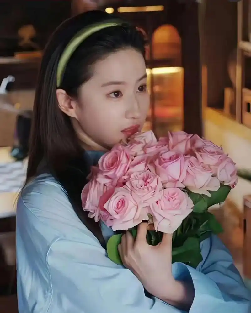 刘亦菲|捧花图集.旷世有尤物,幽居在空谷.  #写真 #拍照 - 抖音
