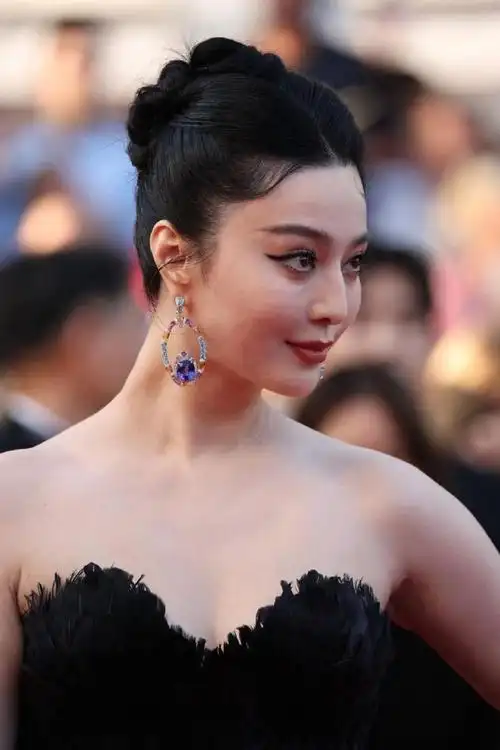 范冰冰在戛纳闭幕压轴!高奢羽毛裙惊艳,背部痘痘没抗住高清镜头