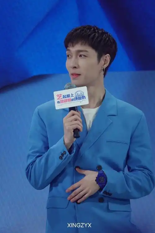 张艺兴蓝色西装套装造型