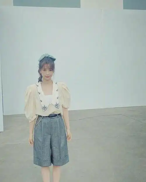 虞书欣演绎另类风格,泡泡袖上衣搭配牛仔短裤,气质超凡脱俗