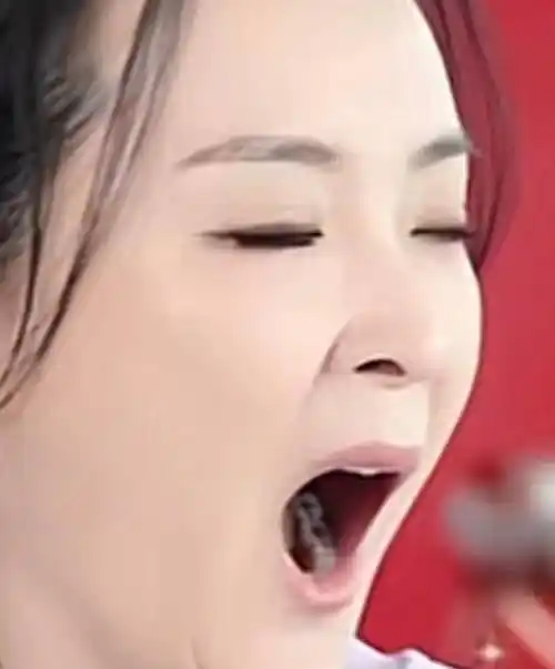 49岁王艳十点才睡醒,打哈欠露出俩蛀牙,豪门阔太对自己太抠门_婆婆