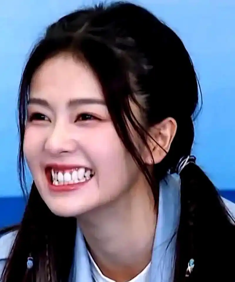 白鹿是一位不能露齿笑的女演员,尽管她是个大美女,但她的笑容总是让人