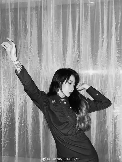 组图:乃万晒黑白写真大秀长腿 披肩卷发女人味十足