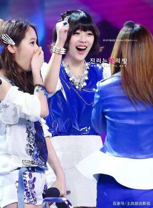 6年雪莉做客《快乐大本营》,一头蛋糕卷短发可爱爆棚,像个小公主