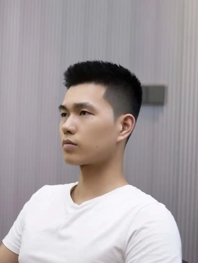 绅士们|男生发型 短款飞机头 91发型特点:这款是夏天必备的一款发型