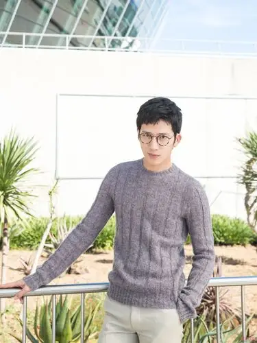 井柏然结束戛纳行程 毛衣造型温暖回国