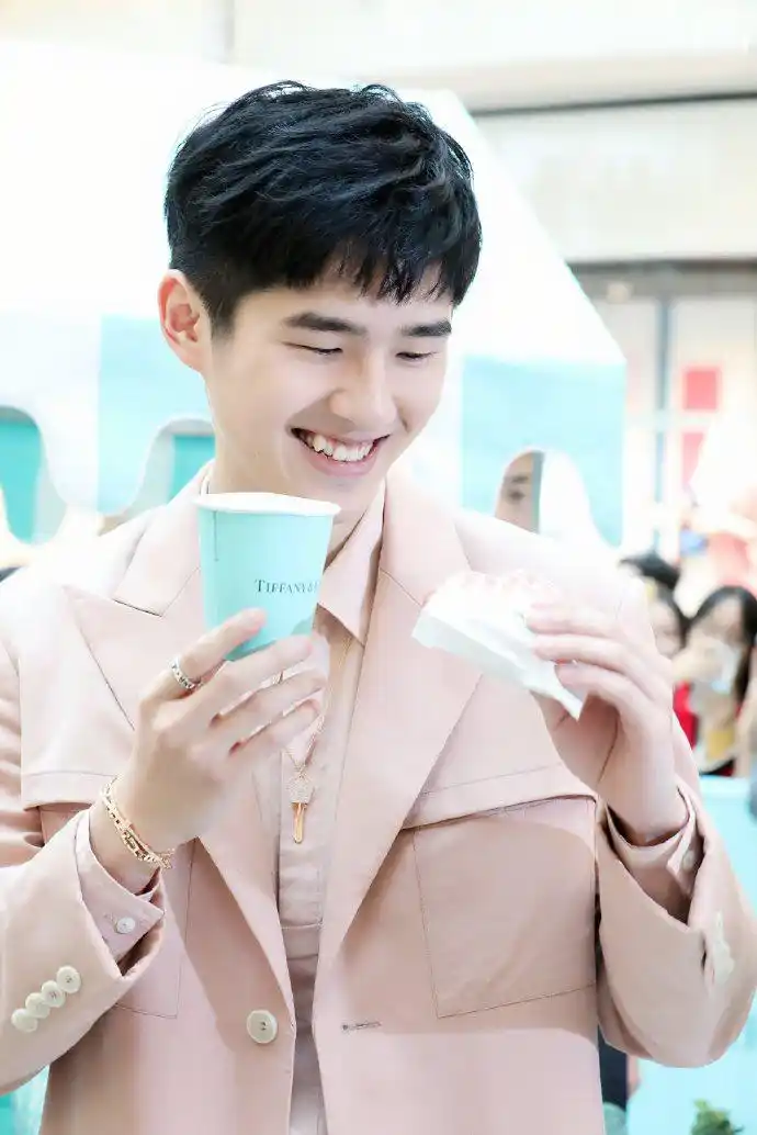 刘昊然粉色西装出席活动,内搭粉色衬衣帅气有型,露招牌微笑超甜