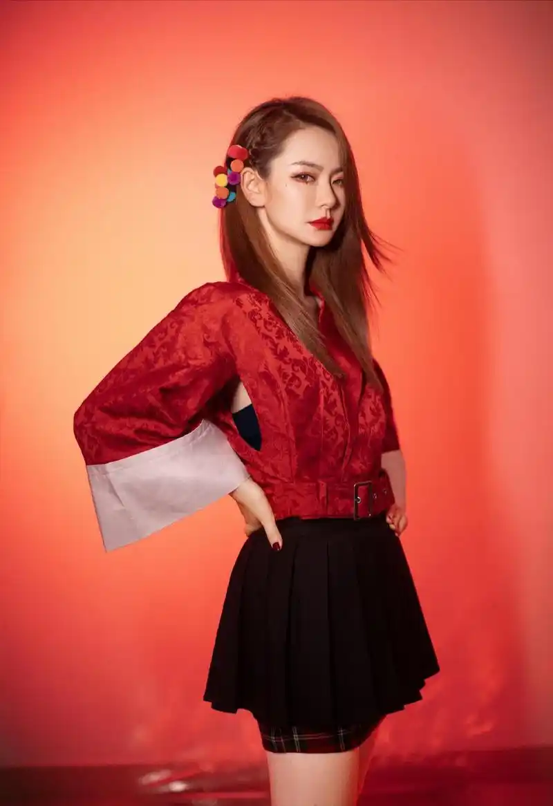 戚薇气质真飒穿黑色短裙秀出神秘感眼神杀显出霸道总裁气场