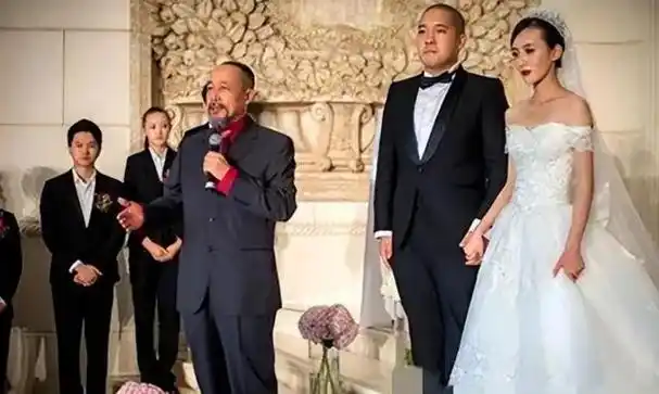 回顾霍凡嫁给大12岁二婚张丰毅29年未生子女被丈夫宠成宝