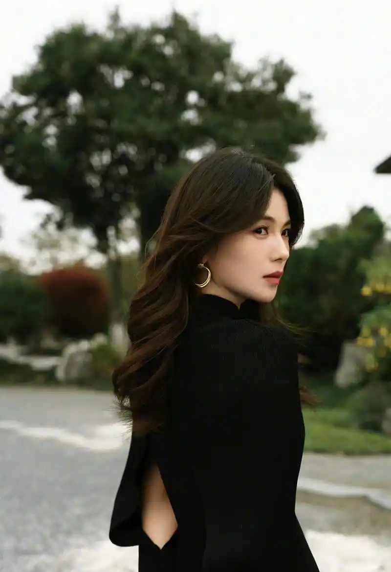 美女# 刘涛黑色系列美图大赏,颜值与气质拉满.