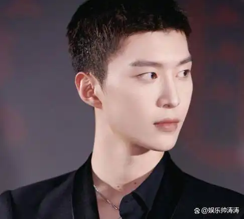 在胡一天的新电影宣传中,出现了一个摘下面具的镜头,原本期待惊艳众人