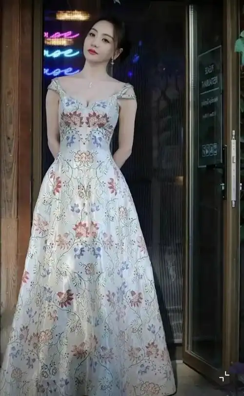 杨蓉一袭吊带印花连衣裙,尽显复古的优雅与时尚的风采