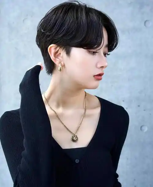 帅气中分女士短发,一看就不一样,喜欢就试试_发型_女性_魅力