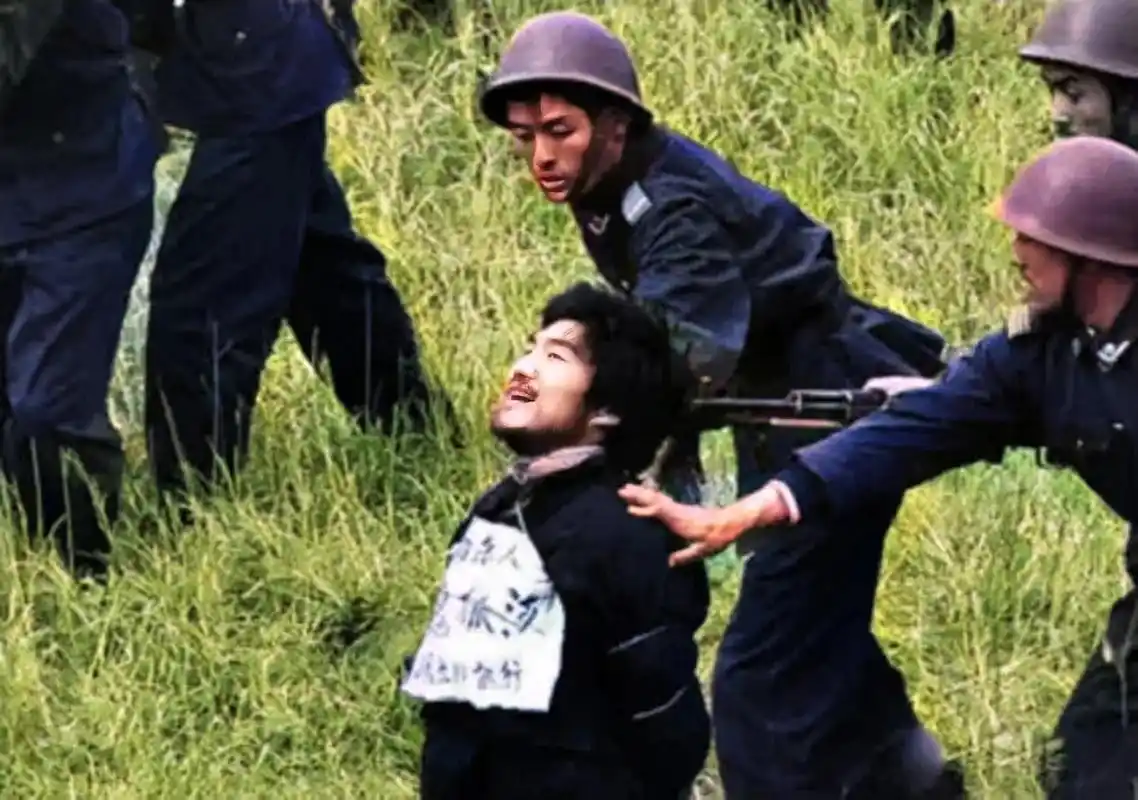 1990年,西安刑场,魏振海即将被枪决的照片,画面中武警已经用枪对准了