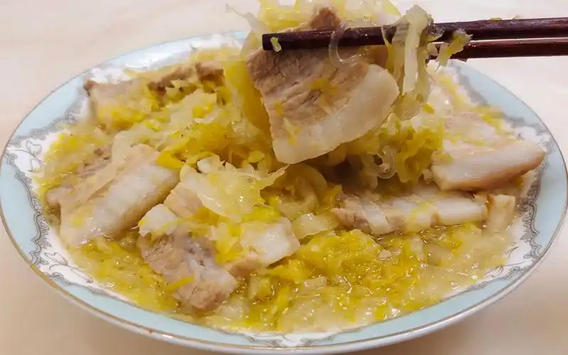 东北特色菜酸菜炖五花肉,肥而不腻,好吃又下饭,超解馋!