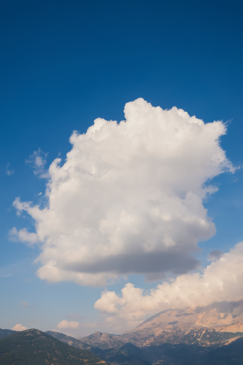 要拍出更加好看的云朵照片,可以遵循以下几点技巧和建议:  1.