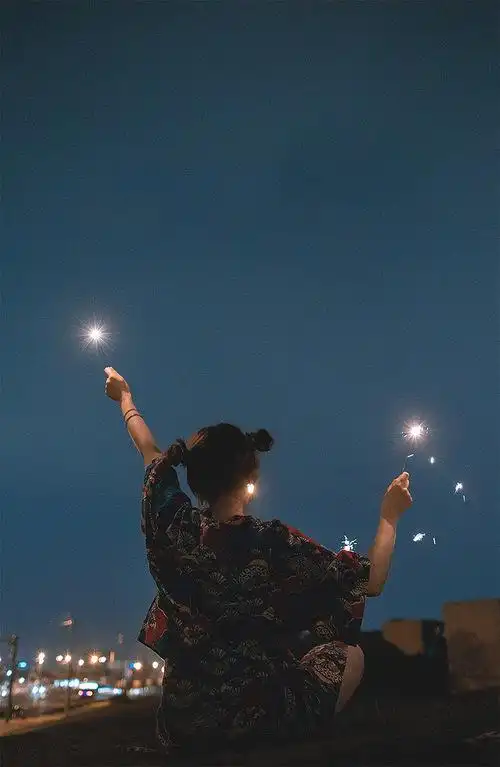 「烟花棒与可爱的女孩子」