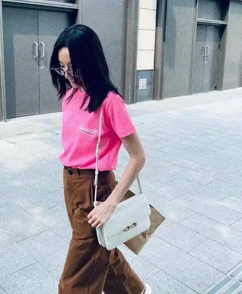 董洁对自己颜值过分自信,素颜出镜穿粉色t恤,是健身帮了她_运动_明星