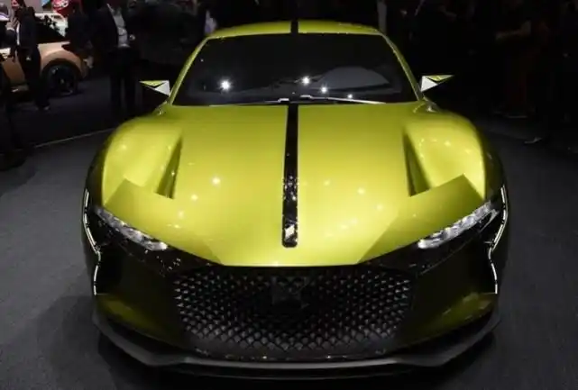 法系还有这样的跑车,大灯一开像钻石,尾灯点亮后女生都张大了嘴