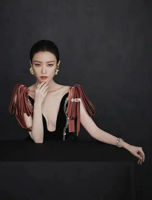 2021时尚芭莎年度派对倪妮佩戴海螺珠