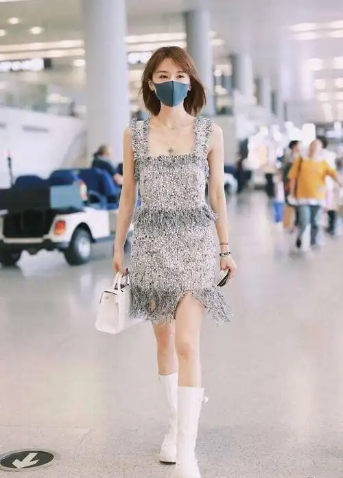 王子文恋爱后改变挺大身穿老气黑裙都很美衣品像是开了挂